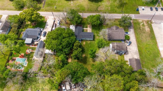 7021 2nd Street, Hitchcock, TX 77563