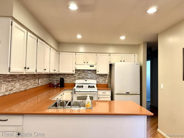 2136 London Bridge Drive, Rochester Hills, MI 48307