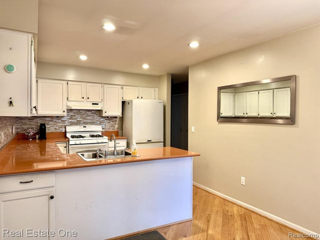 2136 London Bridge Drive, Rochester Hills, MI 48307