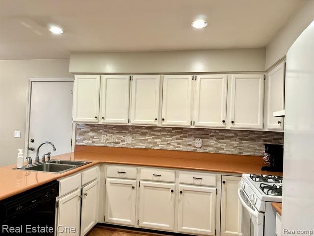 2136 London Bridge Drive, Rochester Hills, MI 48307