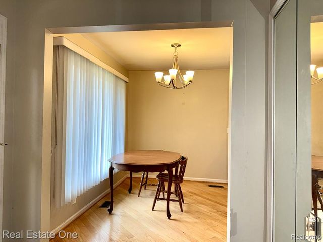 2136 London Bridge Drive, Rochester Hills, MI 48307