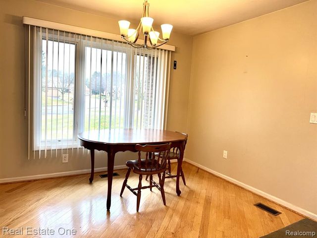 2136 London Bridge Drive, Rochester Hills, MI 48307