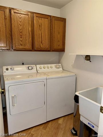 2136 London Bridge Drive, Rochester Hills, MI 48307