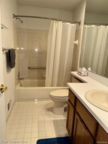 2136 London Bridge Drive, Rochester Hills, MI 48307