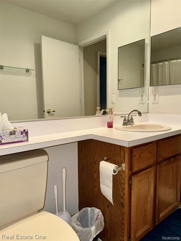 2136 London Bridge Drive, Rochester Hills, MI 48307