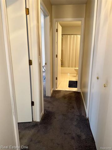 2136 London Bridge Drive, Rochester Hills, MI 48307