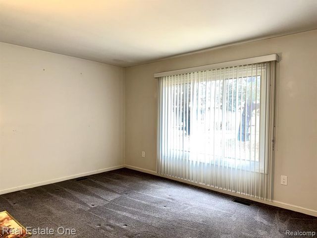 2136 London Bridge Drive, Rochester Hills, MI 48307