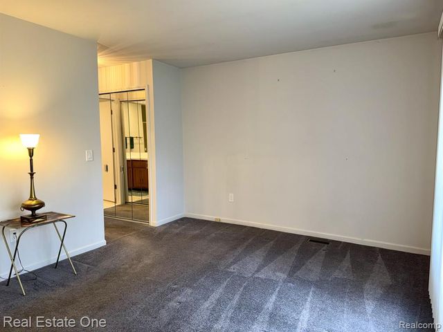 2136 London Bridge Drive, Rochester Hills, MI 48307