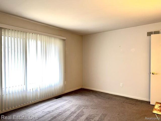 2136 London Bridge Drive, Rochester Hills, MI 48307