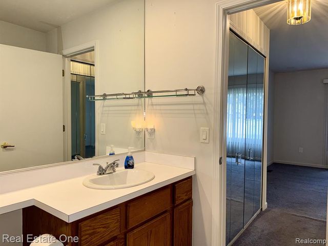 2136 London Bridge Drive, Rochester Hills, MI 48307