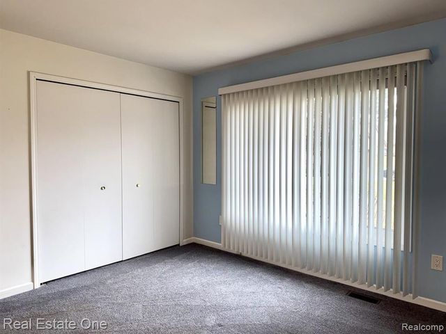 2136 London Bridge Drive, Rochester Hills, MI 48307