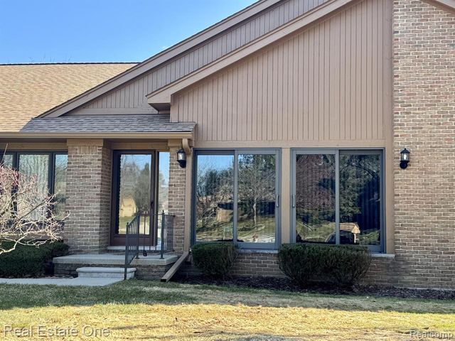 2136 London Bridge Drive, Rochester Hills, MI 48307