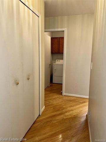 2136 London Bridge Drive, Rochester Hills, MI 48307