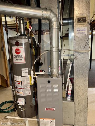 2136 London Bridge Drive, Rochester Hills, MI 48307