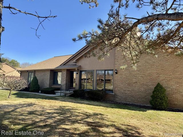 2136 London Bridge Drive, Rochester Hills, MI 48307