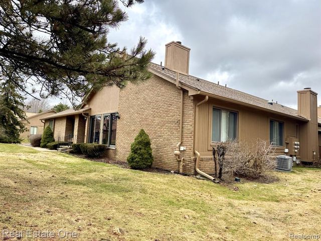 2136 London Bridge Drive, Rochester Hills, MI 48307