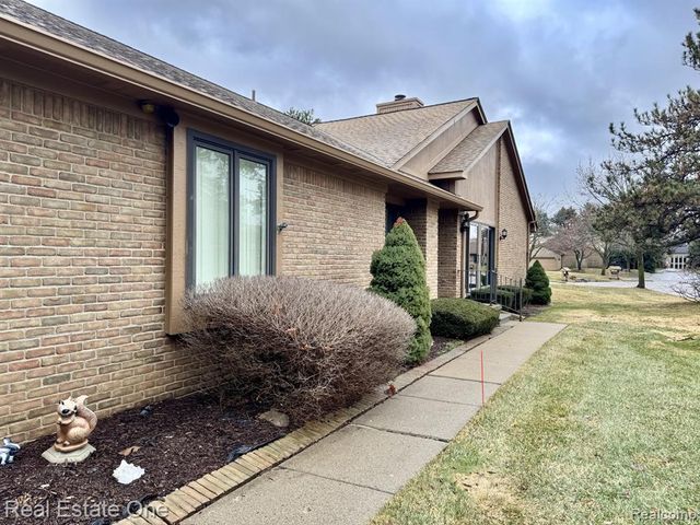 2136 London Bridge Drive, Rochester Hills, MI 48307