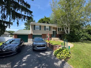 17 BLACKTHORNE LN, Aston, PA 19014