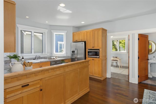 9039 North Town Drive NE, Bainbridge Island, WA 98110