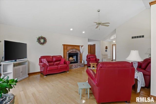 303 BRECKENRIDGE Road, Chatham, IL 62629