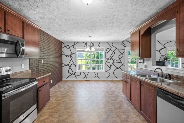1382 Whitt Ln, Clarksville, TN 37042