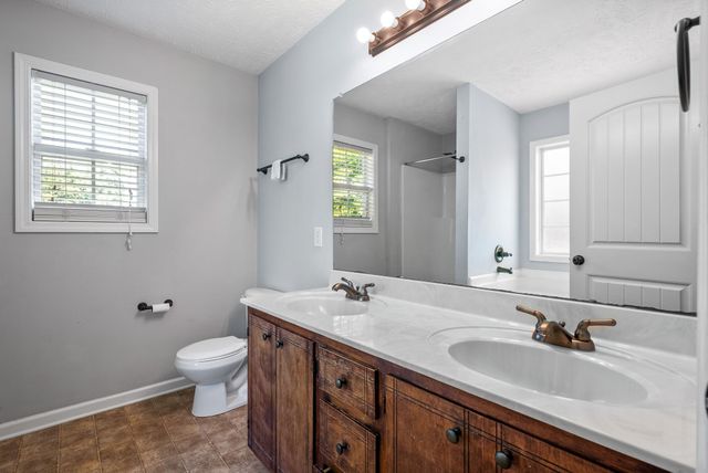 1382 Whitt Ln, Clarksville, TN 37042