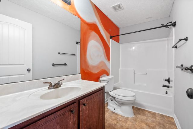 1382 Whitt Ln, Clarksville, TN 37042