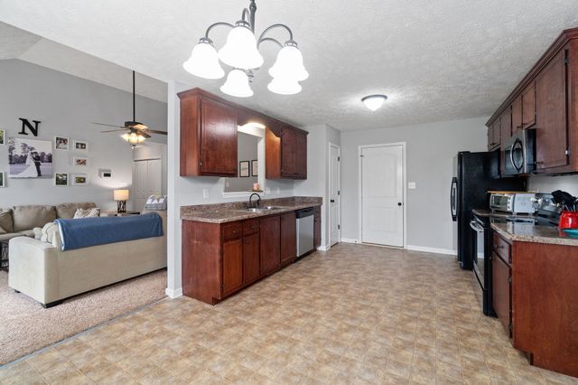 1382 Whitt Ln, Clarksville, TN 37042
