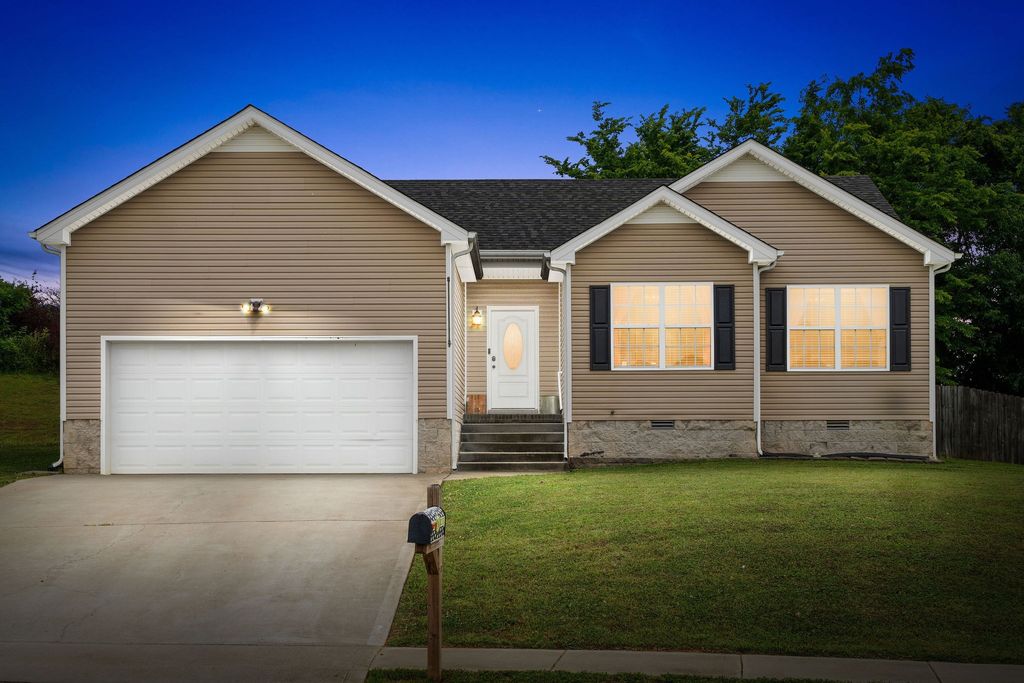 1382 Whitt Ln, Clarksville, TN 37042