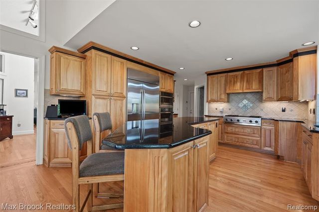 363 Sycamore Court, Bloomfield Hills, MI 48302