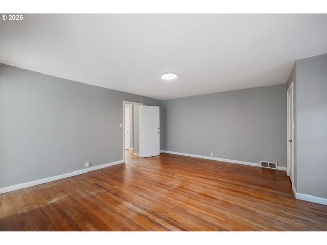 2 COUNTRY CLUB Dr, Longview, WA 98632