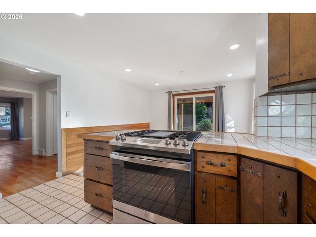 2 COUNTRY CLUB Dr, Longview, WA 98632