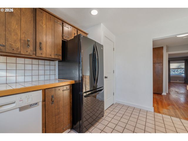 2 COUNTRY CLUB Dr, Longview, WA 98632