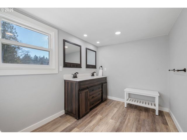 2 COUNTRY CLUB Dr, Longview, WA 98632