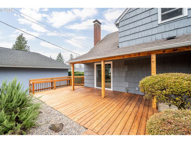 2 COUNTRY CLUB Dr, Longview, WA 98632