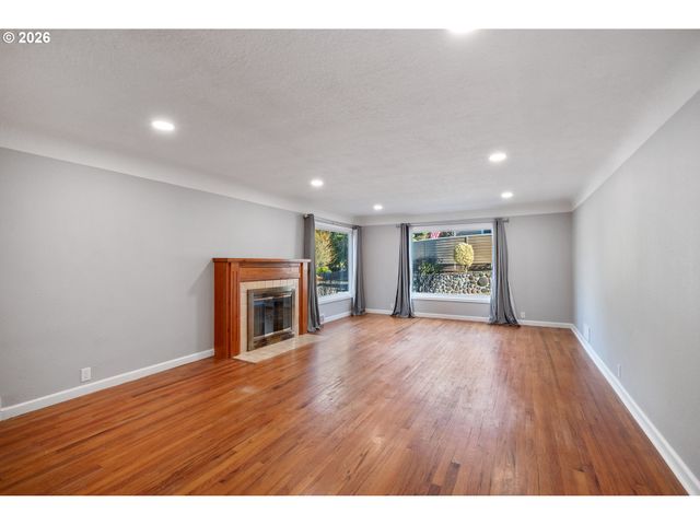 2 COUNTRY CLUB Dr, Longview, WA 98632