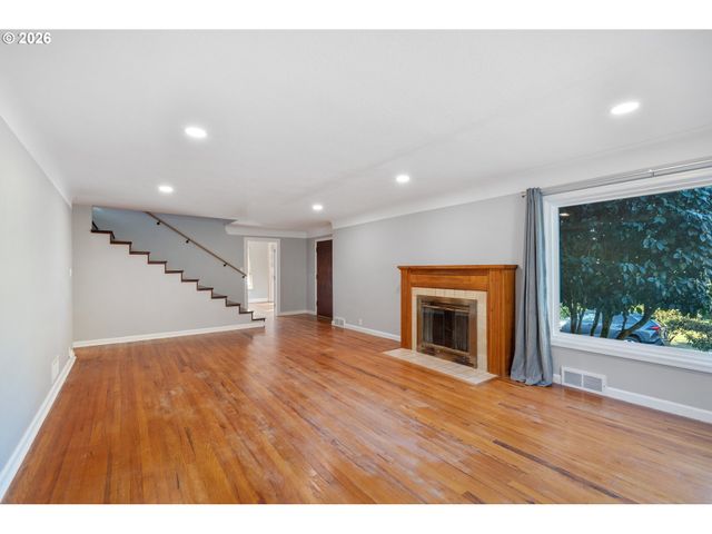 2 COUNTRY CLUB Dr, Longview, WA 98632