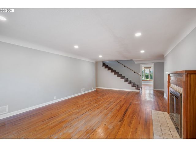 2 COUNTRY CLUB Dr, Longview, WA 98632