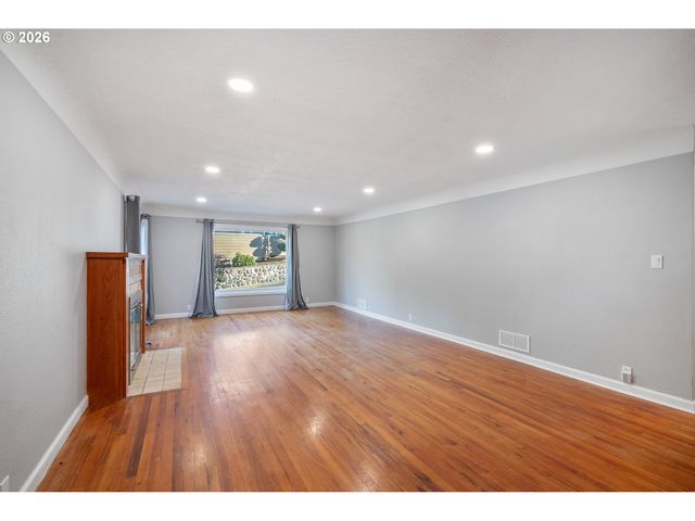 2 COUNTRY CLUB Dr, Longview, WA 98632