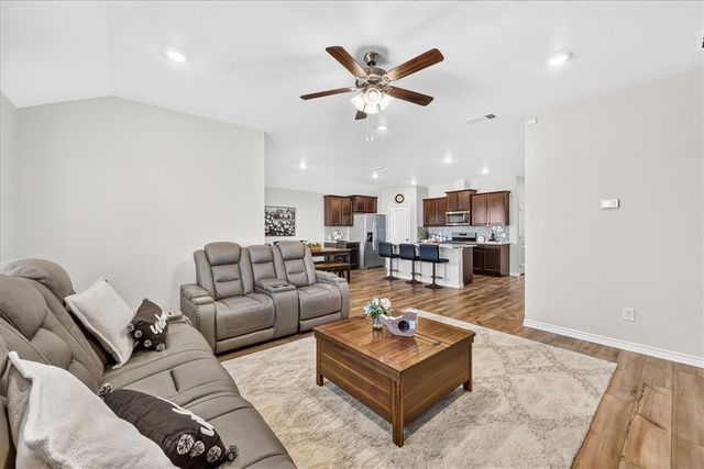 1118 Thames Chase Dr, Corpus Christi, TX 78415