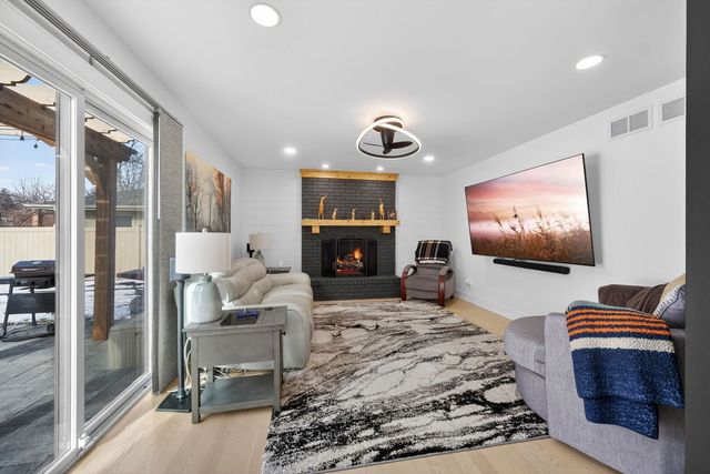 221 Olesen Drive, Naperville, IL 60540