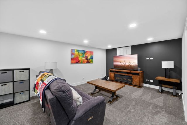 221 Olesen Drive, Naperville, IL 60540