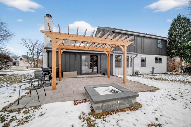 221 Olesen Drive, Naperville, IL 60540