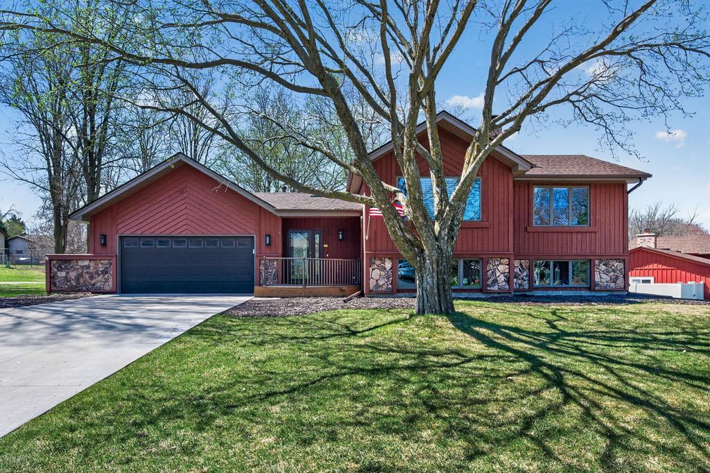 4615 Deerwood Lane N, Plymouth, MN 55442