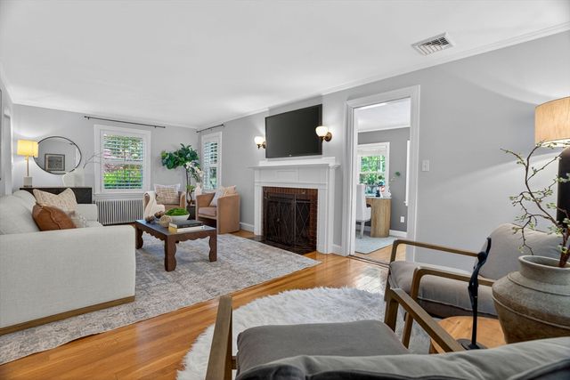 35 Cleveland Rd, Wellesley, MA 02481