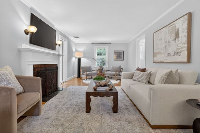 35 Cleveland Rd, Wellesley, MA 02481