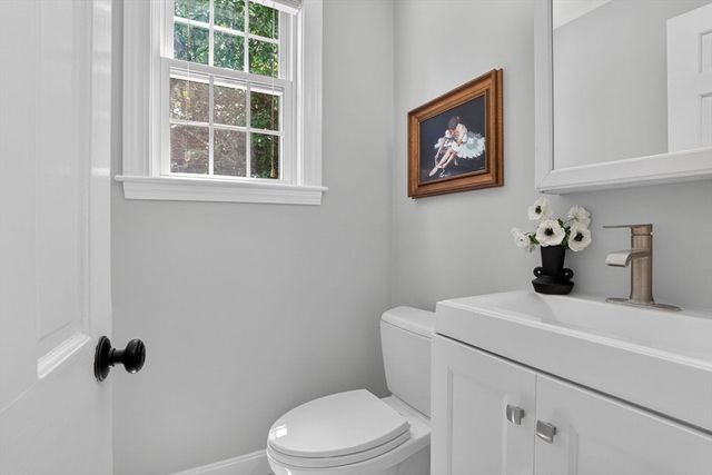 35 Cleveland Rd, Wellesley, MA 02481