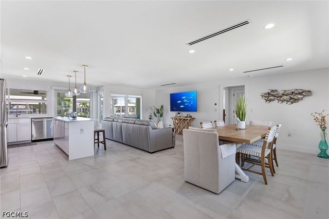 140 Egret ST, Fort Myers Beach, FL 33931