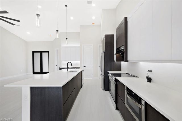 819 SW 16th TER, Cape Coral, FL 33991