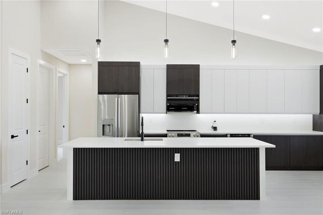 819 SW 16th TER, Cape Coral, FL 33991